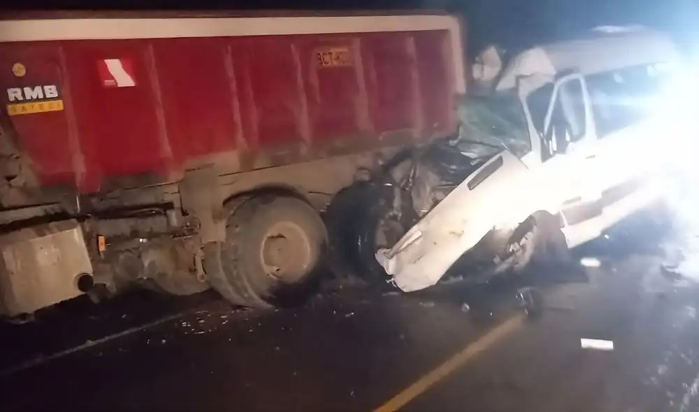 Cuatro fallecidos y 13 heridos tras fatal accidente: miniván y camión colisionaron en Puno