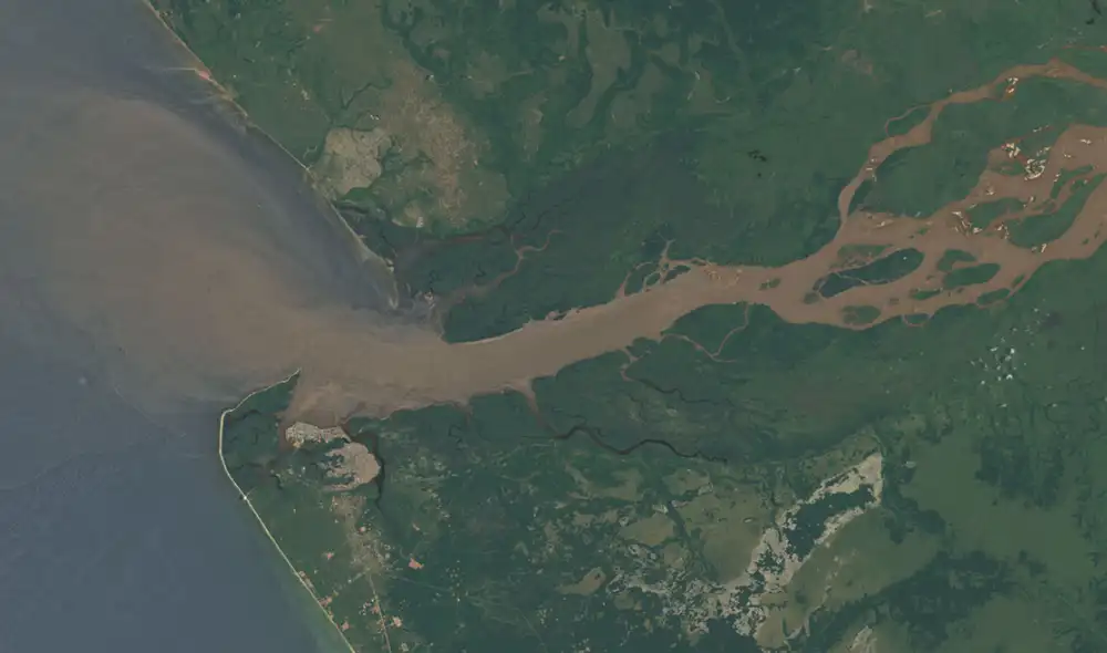 El río Congo vierte un promedio de 40.000 metros cúbicos de agua por segundo en el océano Atlántico. Crédito: NASA El río Congo vierte un promedio de 40.000 metros cúbicos de agua por segundo en el océano Atlántico. Crédito: NASA
