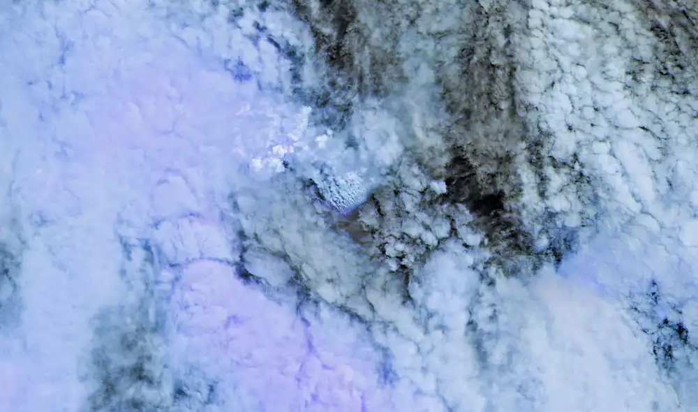 Una erupción submarina al norte de Papúa Nueva Guinea podría estar creando nueva tierra. Foto: NASA Una erupción submarina al norte de Papúa Nueva Guinea podría estar creando nueva tierra. Foto: NASA