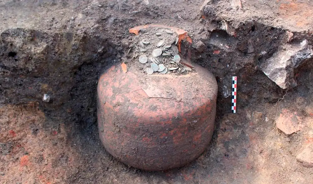 Durante una excavación en Francia se encontraron vasijas que contenía grandes cantidades de monedas. Foto: INRAP Durante una excavación en Francia se encontraron vasijas que contenía grandes cantidades de monedas. Foto: INRAP