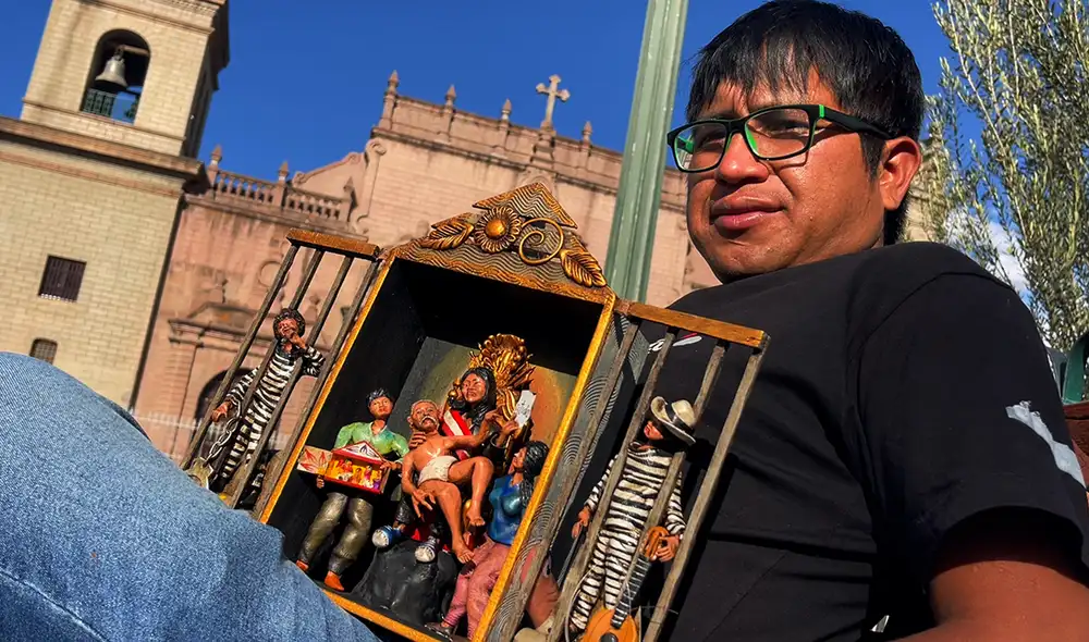El artesano Reynaldo Quispe exhibe en la Plaza Mayor de Huamanga un retablo inspirado en la reciente aprobación de la Ley N.° 32645. Foto: La República. El artesano Reynaldo Quispe exhibe en la Plaza Mayor de Huamanga un retablo inspirado en la reciente aprobación de la Ley N.° 32645. Foto: La República.