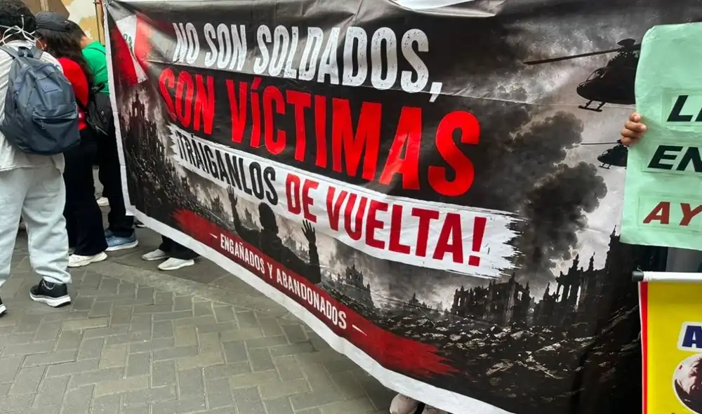 Familiares de peruanos en Rusia protestan frente a la Cancillería, exigiendo una reunión con el canciller para conseguir la repatriación de sus seres queridos. Llevan meses esperando respuesta tras un pedido formal.
