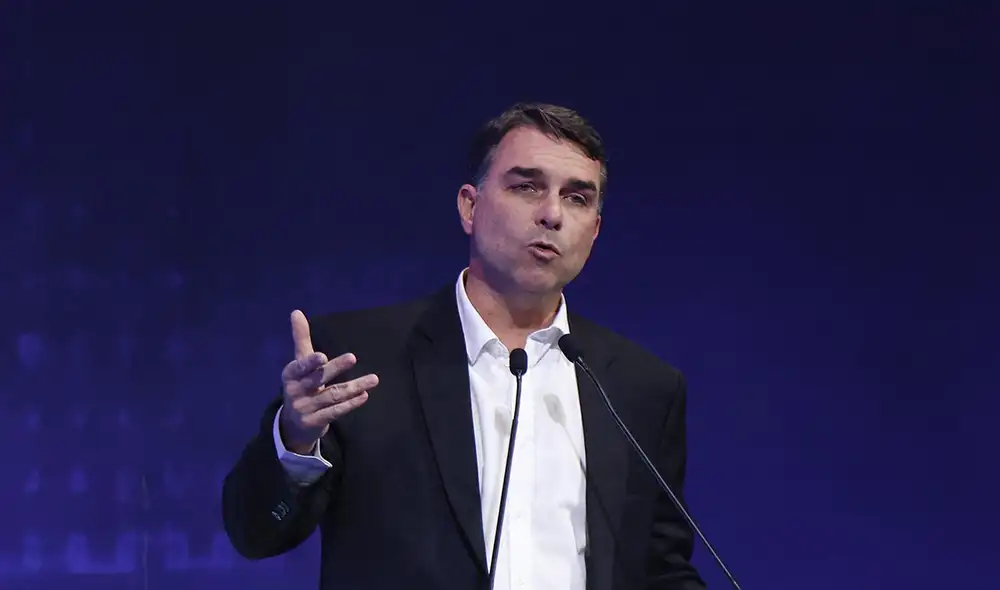 Jair Bolsonaro ha designado a su hijo Flávio como su portavoz y precandidato a la presidencia de Brasil Jair Bolsonaro ha designado a su hijo Flávio como su portavoz y precandidato a la presidencia de Brasil