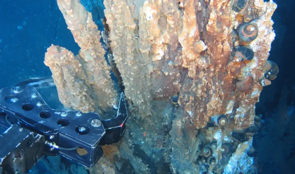 Un brazo robótico desprende un trozo de roca rica en minerales en las profundidades del océano. Foto: Nautilus Minerals