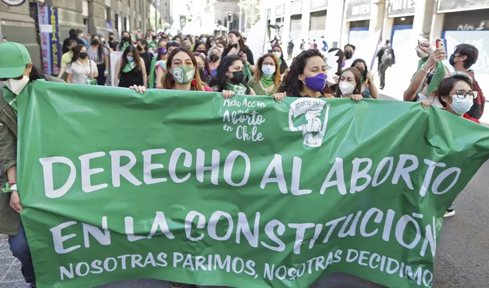 El proyecto de ley "Escucha su corazón" busca modificar el Código Sanitario e incluye escuchar latidos embrionarios antes de interrumpir un embarazo en Chile