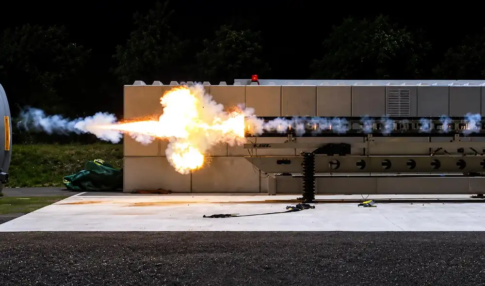 Francia y Alemania realizaron con éxito la primera prueba al aire libre de un cañón electromagnético en Baldersheim, disparando un proyectil a 7,35 Mach, equivalente a 9.000 km/h Francia y Alemania realizaron con éxito la primera prueba al aire libre de un cañón electromagnético en Baldersheim, disparando un proyectil a 7,35 Mach, equivalente a 9.000 km/h