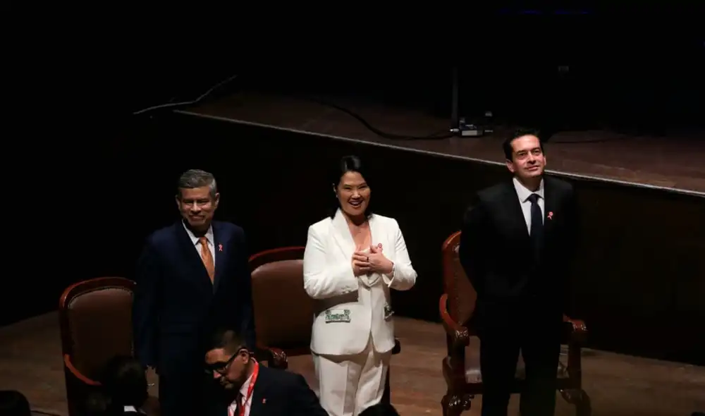 Keiko Fujimori acompañada de Luis Galarreta y Miguel Torres recibirán sus credenciales. Foto: Carlos Felix / LR