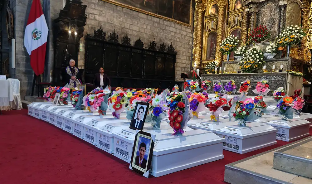 Reencuentro. En la Catedral de Huamanga fueron entregados los féretros a los familiares de las víctimas. | Créditos: Ministerio Público Reencuentro. En la Catedral de Huamanga fueron entregados los féretros a los familiares de las víctimas. | Créditos: Ministerio Público