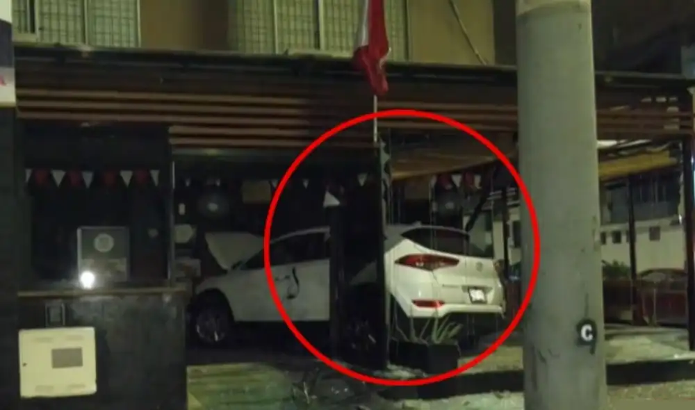 Un triple choque en San Borja dejó una camioneta empotrada dentro de un restaurante, causando daños significativos a la fachada y mobiliario. Afortunadamente, no hubo heridos.