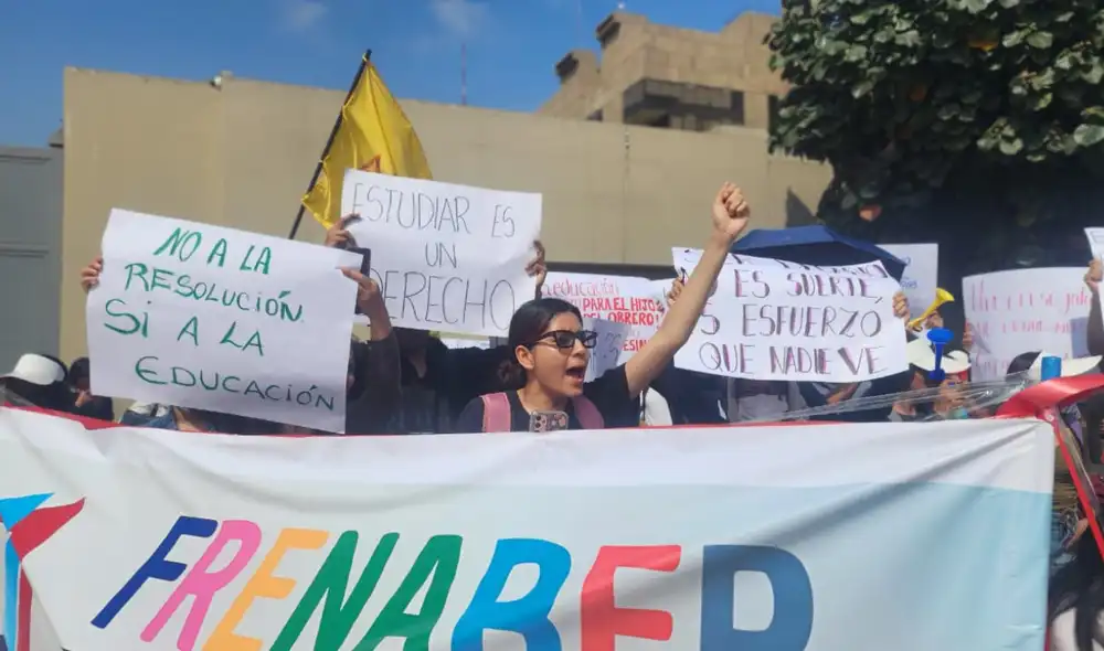 Protesta frente al Minedu por cambios a las reglas del Pronabec Protesta frente al Minedu por cambios a las reglas del Pronabec