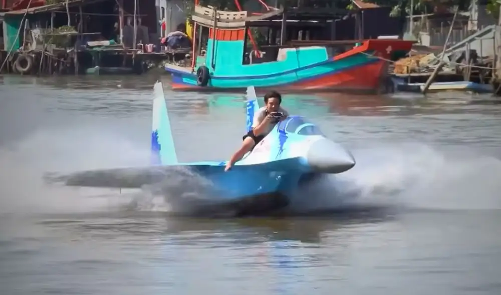 Una innovadora moto acuática inspirada en el caza ruso Sukhoi Su-35 destaca por su diseño y velocidad.
