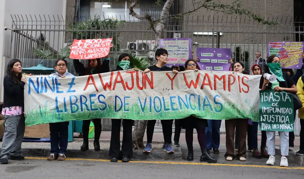 Plantón por justicia y protección para menores indígenas violentadas en Amazonas Plantón por justicia y protección para menores indígenas violentadas en Amazonas