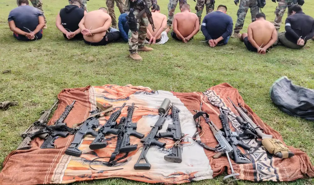 Arsenal. Parte de los fusiles incautados a la banda de “Chilli”, “Los Guardianes de La Pampa”, Madre de Dios. Foto: FFAA Arsenal. Parte de los fusiles incautados a la banda de “Chilli”, “Los Guardianes de La Pampa”, Madre de Dios. Foto: FFAA