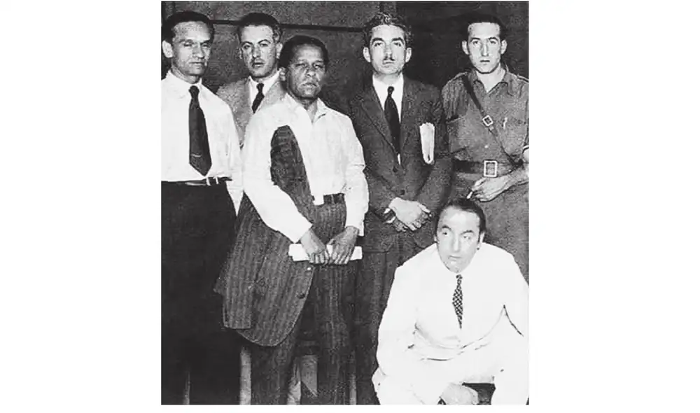 Junio de 1937, en Valencia. En la foto, vemos a Vallejo, Nicolás Guilén y Pablo Neruda. El joven de uniforme es Julio Gálvez Orrego. Imagen: Difusión. Junio de 1937, en Valencia. En la foto, vemos a Vallejo, Nicolás Guilén y Pablo Neruda. El joven de uniforme es Julio Gálvez Orrego. Imagen: Difusión.