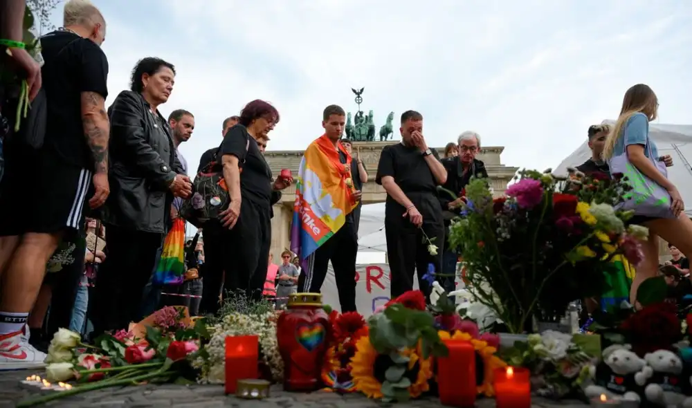 Los dolientes depositaron ramos de flores frente a la emblemática Puerta de Brandeburgo durante un llamado "duelo comunitario". Los dolientes depositaron ramos de flores frente a la emblemática Puerta de Brandeburgo durante un llamado "duelo comunitario".