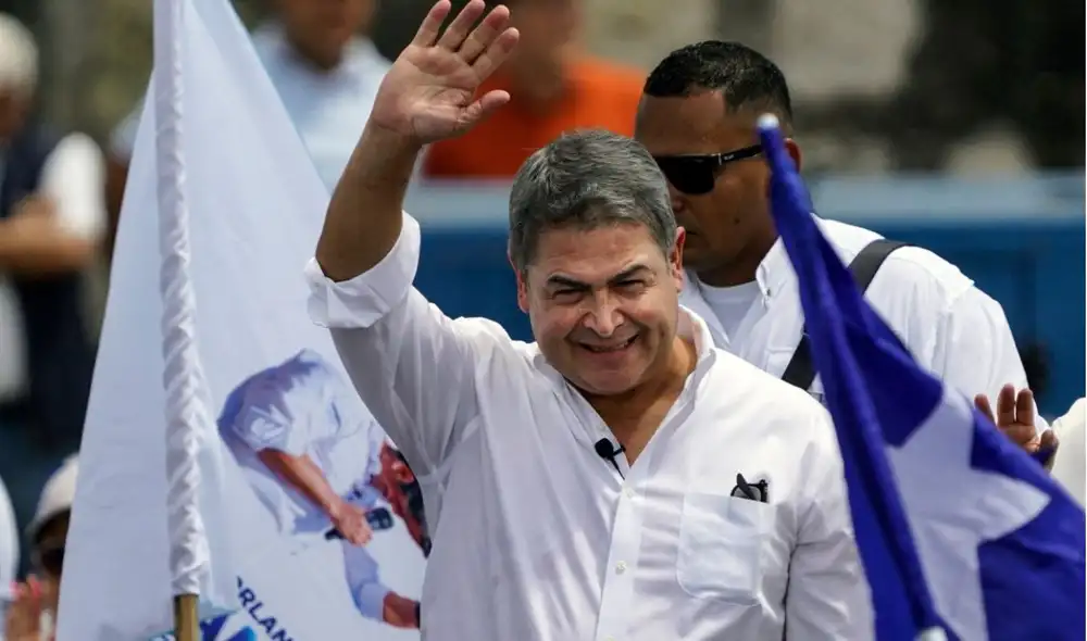 El expresidente de Honduras, Juan Orlando Hernández, saluda durante un acto de bienvenida en Tegucigalpa.