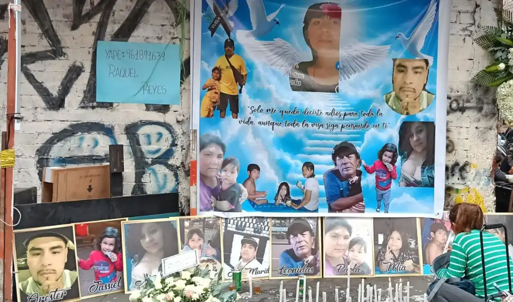 Destino final. En el lugar donde ocurrió la tragedia, familiares de los cinco niños fallecidos muestran fotografías de las víctimas. La mayoría había disfrutado un día de playa en Agua Dulce, el domingo, junto con sus padres. Foro. La República