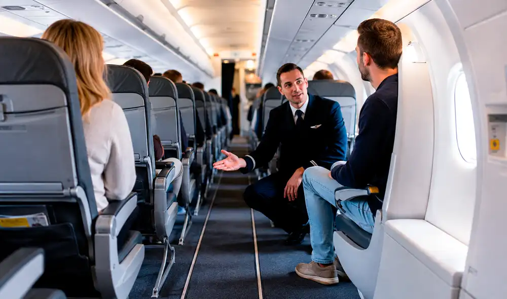 Conseguir un asiento más espacioso en un avión puede depender del azar, pero ciertas actitudes pueden aumentar las posibilidades, según el auxiliar de vuelo Miguel Muñoz.