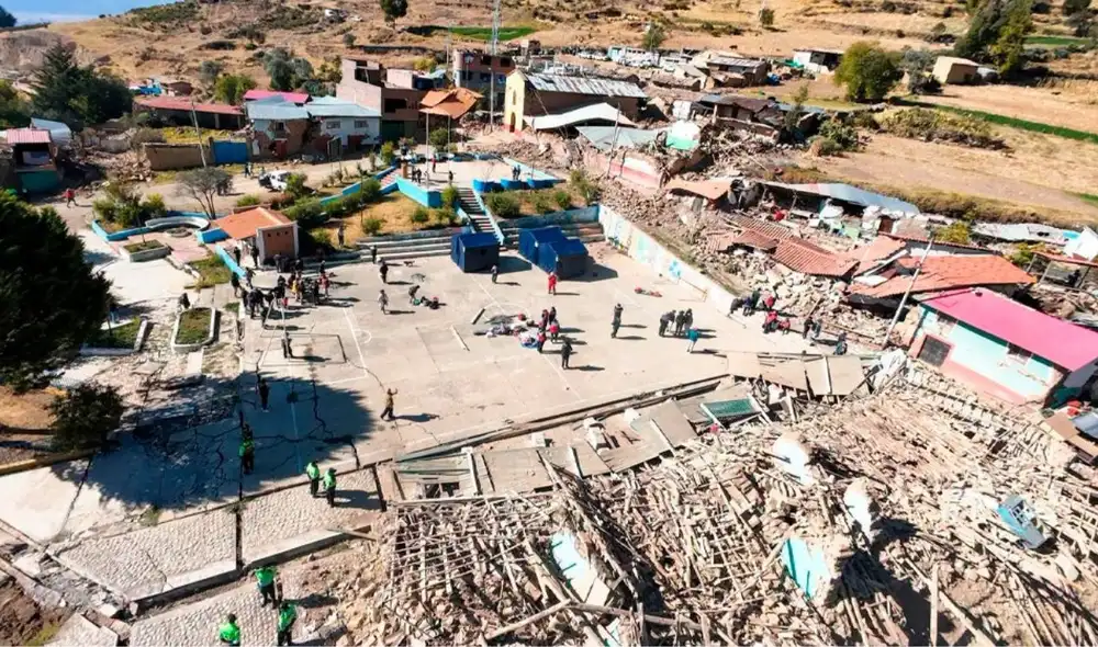 La reconstrucción en Junín tras el sismo tomará entre cuatro y seis meses, según el gobernador Zózimo Cárdenas, quien apunta a la burocracia como causa de los retrasos.