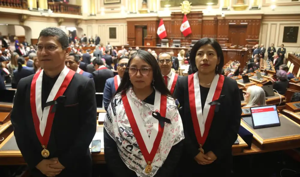 Colchado, Ruth Luque e Indira Huilca lucen un lazo negro en su vestimenta a minutos de mensaje a la Nación de Keiko Fujimori