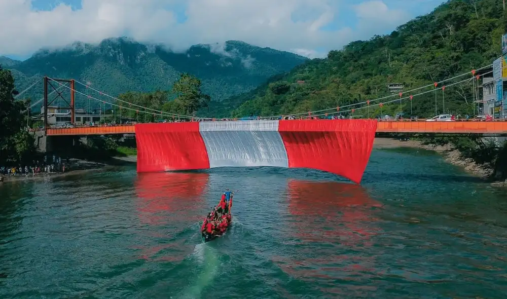 Bandera peruana sobre el río Huallaga