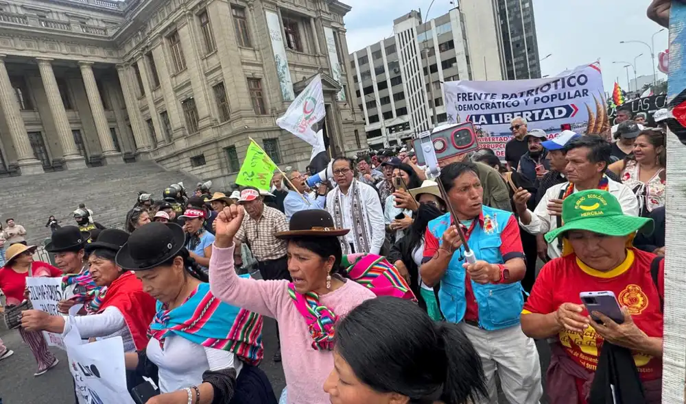 Roberto Sánchez encabeza movilización frente al Palacio de Justicia. Foto: difusión