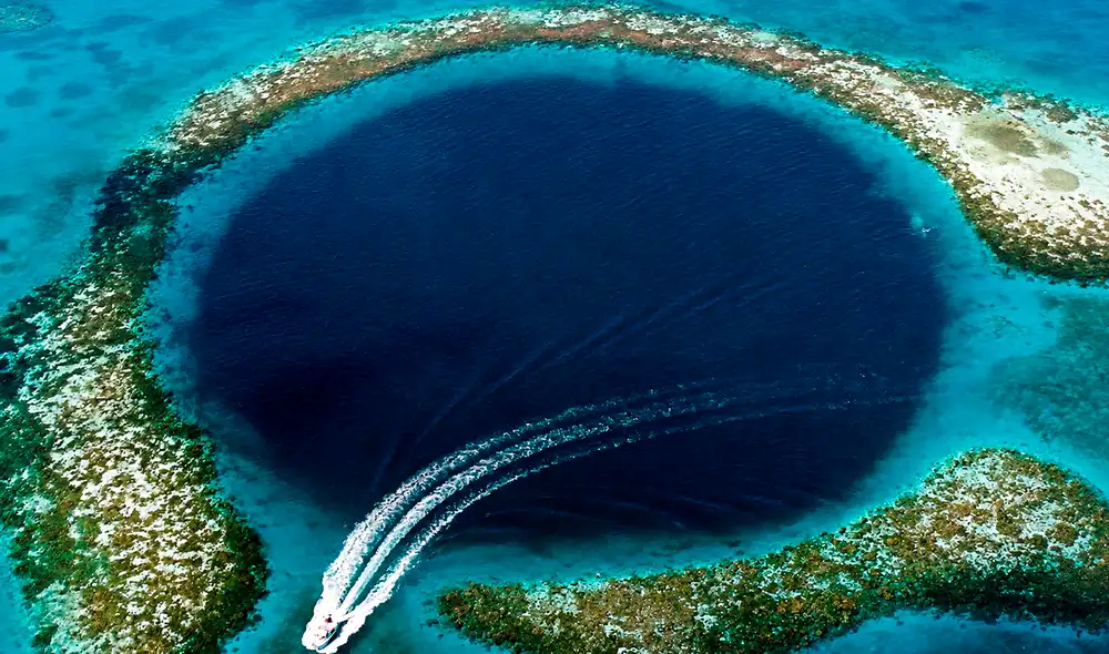 Las profundidades del océano Pacífico albergan el Abismo Challenger, el punto más hondo de la Tierra, registrando más de 10.935 metros en la Fosa de las Marianas. Las profundidades del océano Pacífico albergan el Abismo Challenger, el punto más hondo de la Tierra, registrando más de 10.935 metros en la Fosa de las Marianas.