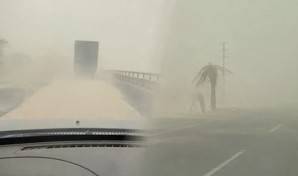 Los vientos Paracas, fenómeno típico de la costa sur del Perú, generaron ráfagas de hasta 50 km/h en Pisco. Esto causó dificultades de visibilidad y problemas en el tránsito terrestre en la región.