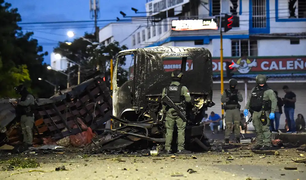 Un atentado con camión bomba en Cúcuta dejó 11 heridos, incluidos ocho policías. La explosión también causó destrozos en edificaciones cercanas.