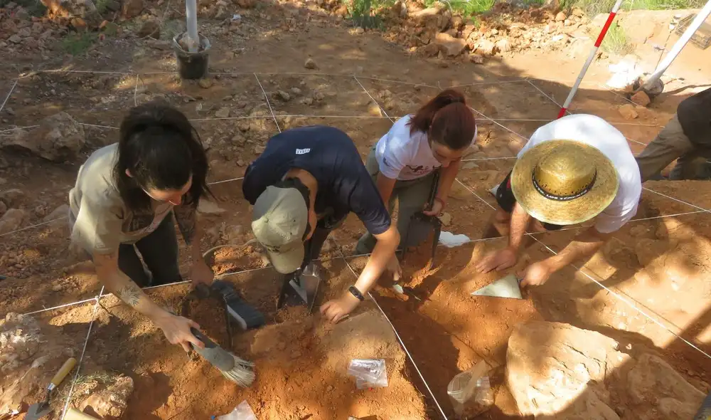 Un equipo científico halló en Ruidera, Ciudad Real, un fragmento de cráneo humano con más de 200.000 años de antigüedad. Un equipo científico halló en Ruidera, Ciudad Real, un fragmento de cráneo humano con más de 200.000 años de antigüedad.