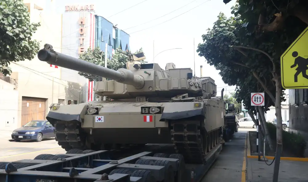 Desde el cuartel del Rímac hasta la avenida Brasil fue remolcado este tanque K2 "Black Panther" para participar en el desfile militar, pero no fue autorizado.
