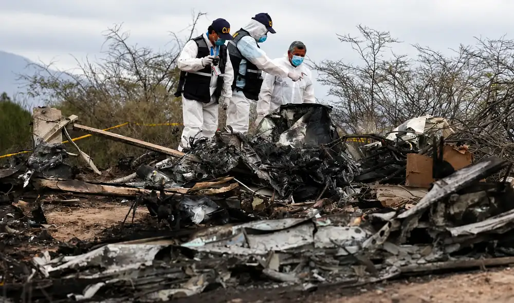 Equipo forense identifica cuerpos de víctimas del accidente aéreo en Nasca Equipo forense identifica cuerpos de víctimas del accidente aéreo en Nasca
