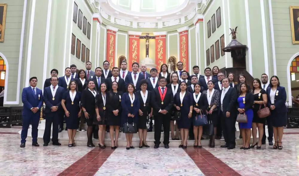 La ceremonia fue presidida por el Padre Juan Mechán Sánchez, quien instó a los magistrados a ejercer la justicia con integridad. Foto: difusión. La ceremonia fue presidida por el Padre Juan Mechán Sánchez, quien instó a los magistrados a ejercer la justicia con integridad. Foto: difusión.
