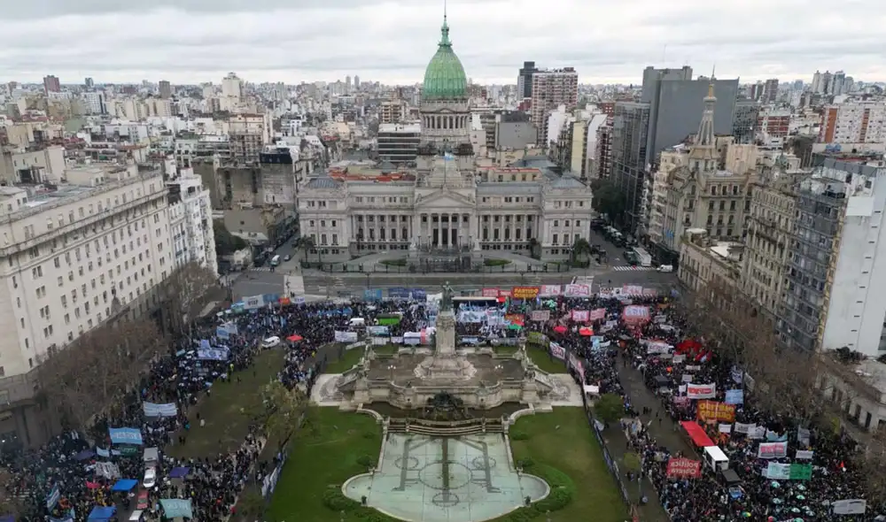 El Gobierno de Javier Milei retiró un capítulo de la Ley de Inviolabilidad de la Propiedad Privada, que modificaba la venta de tierras a extranjeros, tras un fuerte rechazo social El Gobierno de Javier Milei retiró un capítulo de la Ley de Inviolabilidad de la Propiedad Privada, que modificaba la venta de tierras a extranjeros, tras un fuerte rechazo social