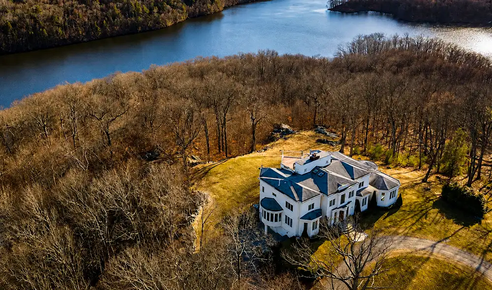 Alan y Teresa Salzman, propietarios de una vivienda en Connecticut, fueron condenados por talar ilegalmente 134 árboles en un terreno protegido. Alan y Teresa Salzman, propietarios de una vivienda en Connecticut, fueron condenados por talar ilegalmente 134 árboles en un terreno protegido.