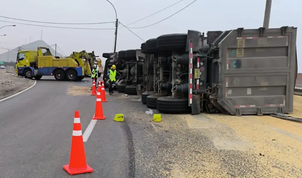 El accidente se produjo en horas de la madrugada del 7 de agosto, lo que generó una fuerte congestión vehicular en la zona mientras se realizan las labores de limpieza.