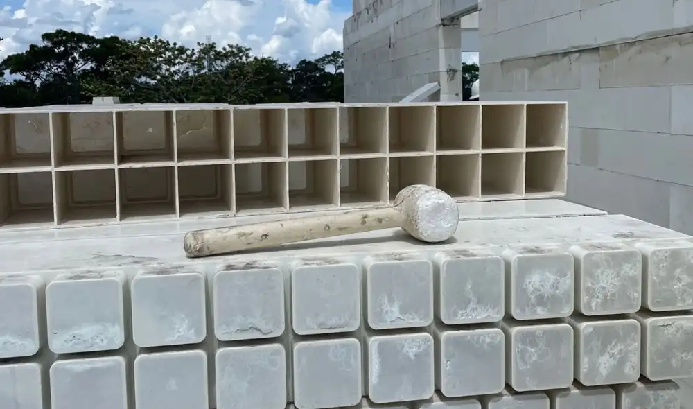 Colombia ha innovado en el reciclaje al convertir residuos plásticos en bloques modulares, similares a piezas de Lego, para construir viviendas sin mortero tradicional. Colombia ha innovado en el reciclaje al convertir residuos plásticos en bloques modulares, similares a piezas de Lego, para construir viviendas sin mortero tradicional.