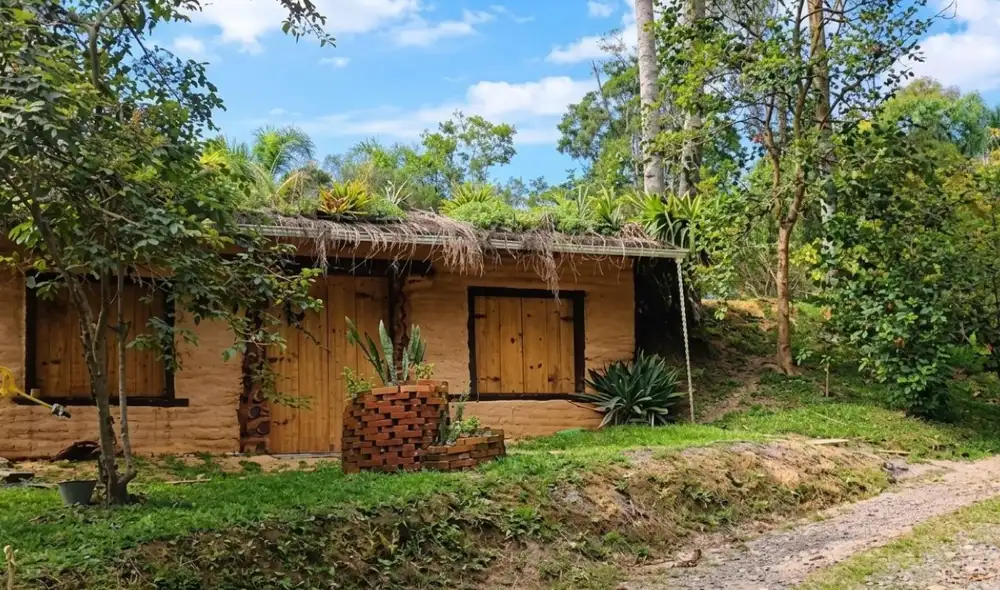 En Brasil, Sandro Gilberto Jankoski ha construido una edificación innovadora con la técnica de superadobe, utilizando sacos de polipropileno rellenos de tierra compactada. En Brasil, Sandro Gilberto Jankoski ha construido una edificación innovadora con la técnica de superadobe, utilizando sacos de polipropileno rellenos de tierra compactada.