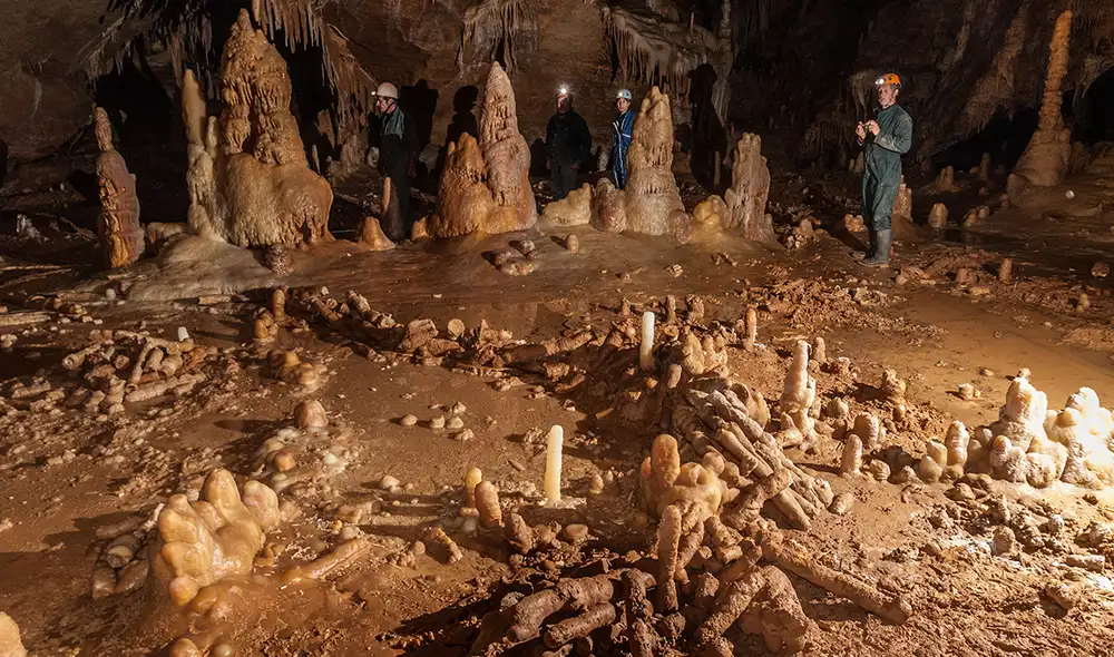 Estructura creada por el hombre hace 176.500 años en el fondo de la cueva de Bruniquel. Foto: Wikimedia