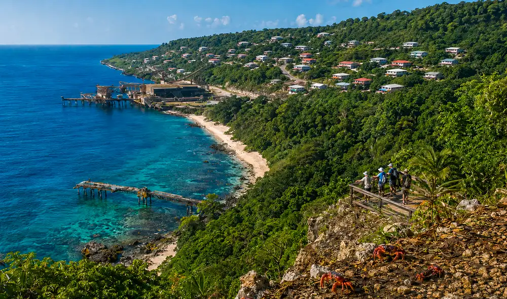 La Isla de Navidad, enclave australiano del océano Índico, destaca por su biodiversidad, incluyendo selvas tropicales y arrecifes, y una historia marcada por la minería de fosfato. La Isla de Navidad, enclave australiano del océano Índico, destaca por su biodiversidad, incluyendo selvas tropicales y arrecifes, y una historia marcada por la minería de fosfato.