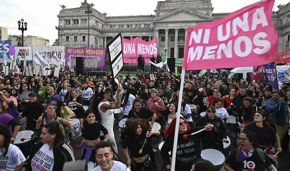 Las manifestantes denunciaron el desmantelamiento de políticas de género bajo el Gobierno de Javier Milei Las manifestantes denunciaron el desmantelamiento de políticas de género bajo el Gobierno de Javier Milei