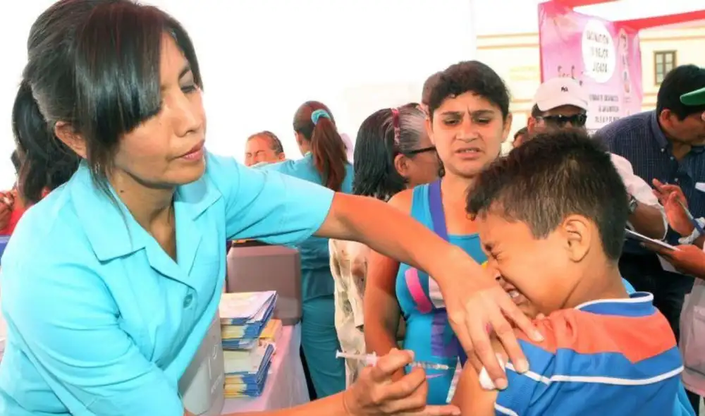 La varicela genera preocupación en Perú, donde se reportaron 2.137 casos en las primeras 30 semanas de 2026, superando los registros de años anteriores. Este aumento resalta la necesidad de una vacunación efectiva.
