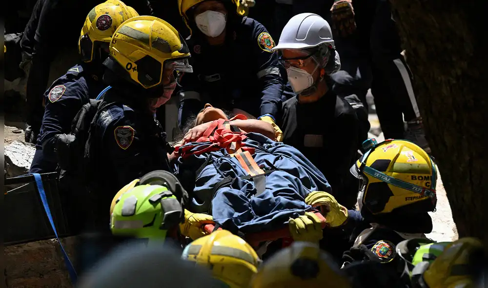 Aún se realizan rescates en el Hospital Universitario del Valle en Cali, donde siete personas fueron encontradas con vida. Foto: AFP.