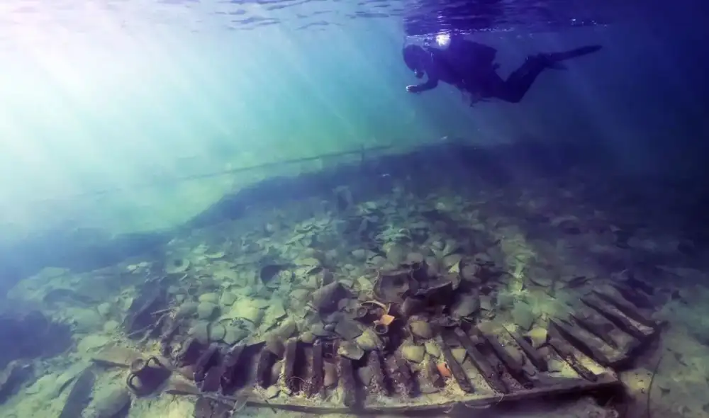 Un grupo de buzos italianos descubrió un naufragio romano de 2.100 años frente a Sicilia, a 46 metros de profundidad, con cientos de ánforas en excelente estado. Un grupo de buzos italianos descubrió un naufragio romano de 2.100 años frente a Sicilia, a 46 metros de profundidad, con cientos de ánforas en excelente estado.