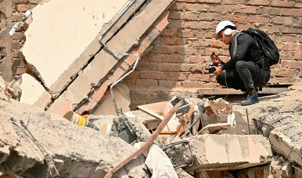 Un rescatista usa un micrófono para escuchar a las víctimas en la búsqueda de sobrevivientes tras el terremoto en Colombia.