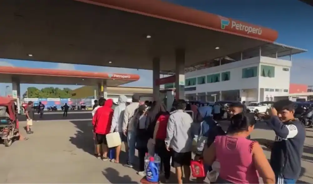 El paro regional en Ucayali cumple su cuarto día, generando largas colas en los grifos de Pucallpa por escasez de combustible. Los mototaxistas y autos esperan varias horas para abastecerse.