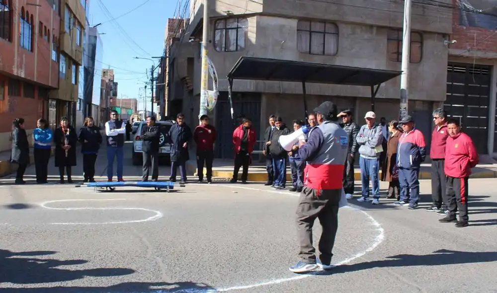 El jefe del INDECI, Luis Vásquez, presentó ante la presidenta Keiko Fujimori el balance del II Simulacro Nacional Multipeligro 2026, destacando la magnitud del ejercicio. El jefe del INDECI, Luis Vásquez, presentó ante la presidenta Keiko Fujimori el balance del II Simulacro Nacional Multipeligro 2026, destacando la magnitud del ejercicio.