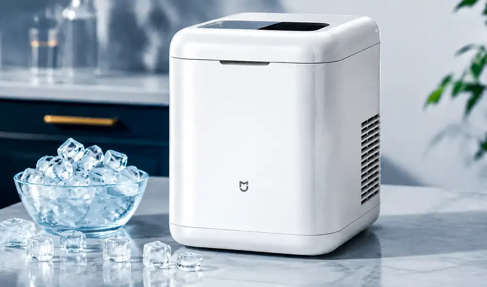 Xiaomi lanza la Mijia Ice Maker, un innovador dispositivo portátil que produce cubitos de hielo en solo 6 minutos, ideal para el hogar. Su capacidad alcanza los 13 kilos diarios.