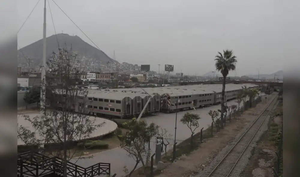Lote de trenes Caltrain permanecen varados en el parque de la Muralla a un año de ser presentados Lote de trenes Caltrain permanecen varados en el parque de la Muralla a un año de ser presentados