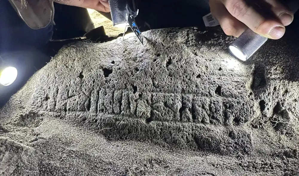 Descubren una rara piedra rúnica en un yacimiento cristiano medieval. Foto: Helgi Michelsen